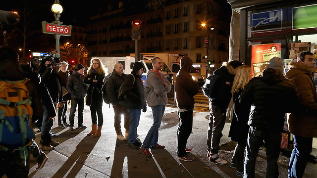 People waiting in line to buy Charlie Hebdo (Photo: GettyImages)