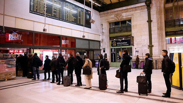 מצרך מבוקש. תור גדול של אנשים בתחנת הרכבת גאר דה ליון בפריז (צילום: EPA) (צילום: EPA)