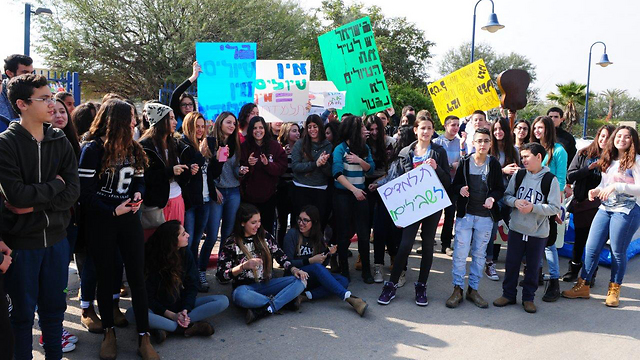 High school students with protest signs (Photo: Herzl Yosef)