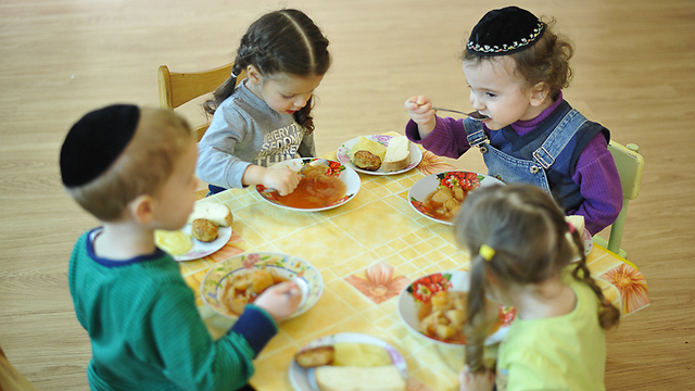 הילדים בבית היתומים באודסה (צילום: ישראל ברדוגו) (צילום: ישראל ברדוגו)