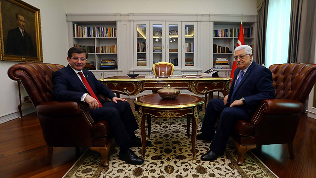 Davutoglu and Abbas (Photo: AFP)
