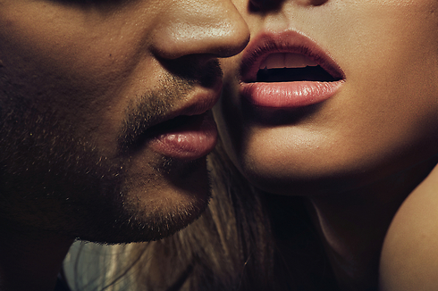 קודם סלפי משרבב שפתיים ורק אחר כך נשיקה (צילום: Shutterstock) (צילום: Shutterstock)