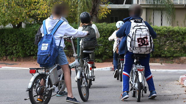בני נוער על אופניים חשמליים. אילוסטרציה (צילום: שאול גולן) (צילום: שאול גולן)