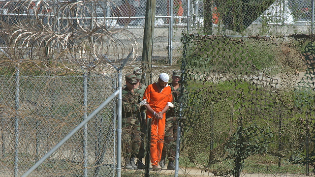 הליך מורכב להביא את המחבל למתקן הכליאה בקובה. גואנטנמו (צילום: AP) (צילום: AP)