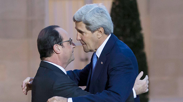 Kerry embraces French President Hollande (Photo: EPA)