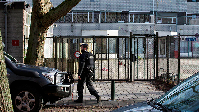 אבטחה בבתי ספר יהודיים באמסטרדם (צילום: AP) (צילום: AP)