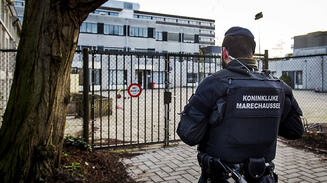 Dutch forces protect Jewish school (Photo: AFP)