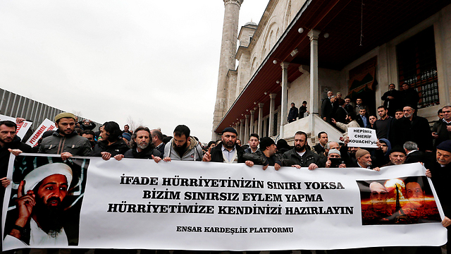 מפגינים בטורקיה עם תמונות בן לאדן והאחים המחבלים (צילום: EPA) (צילום: EPA)