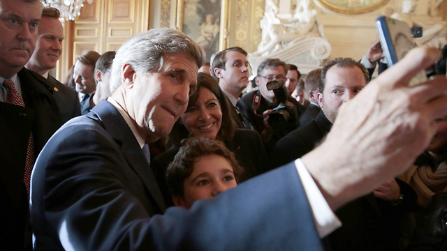 Kerry snaps selfie with Paris mayor (Photo: AFP)