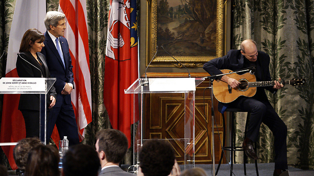 Anne Hidalgo, Kerry, and country star James Taylor (Photo: AFP)