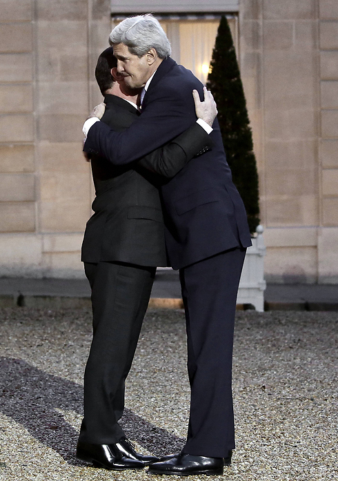 Hollande and Kerry in Paris (Photo: MCT)