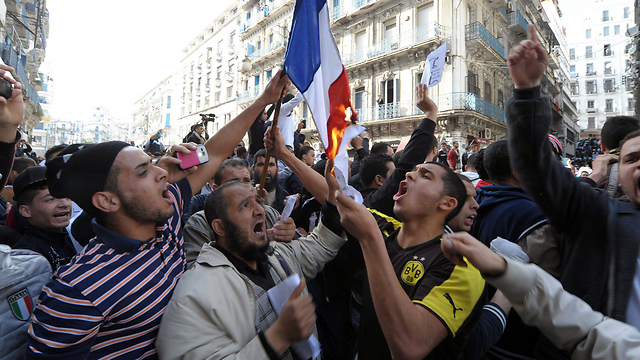 Algerians protest against French (Photo: EPA)