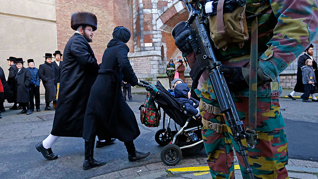 Soldiers defending Jewish school in Belgium (Photo: Reuters)