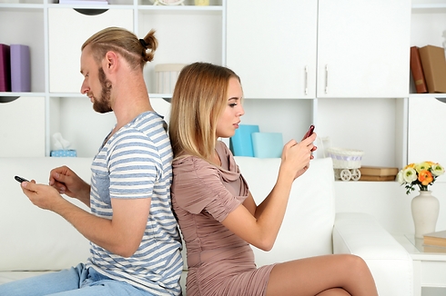 איך אתם יכולים לפנות זמן לרומנטיקה כשאתם כל הזמן בטלפון? (צילום: Shutterstock) (צילום: Shutterstock)