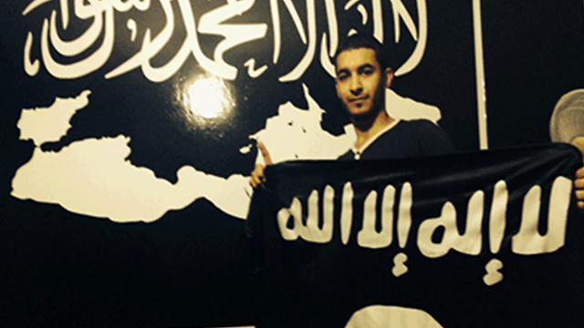 כרים אבו סלאח עם דגל דאעש (באדיבות תקשורת שב"כ) (באדיבות תקשורת שב