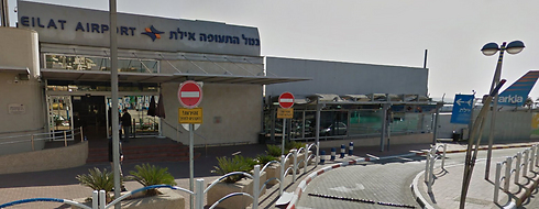 הכניסה לשדה. מה עם קצת צל? (צילום: Google Street View)