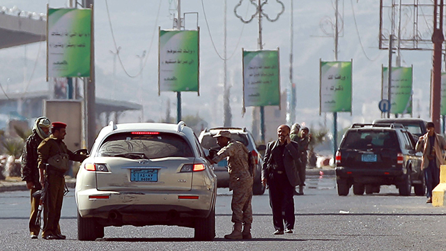 כוחות הממשלה בודקים כלי רכב בבירה (צילום: AFP) (צילום: AFP)