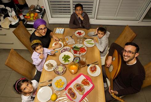 משפחת מושחייב - ארוחה משותפת מחברת בין בני המשפחה (צילום: יובל חן) (צילום: יובל חן)