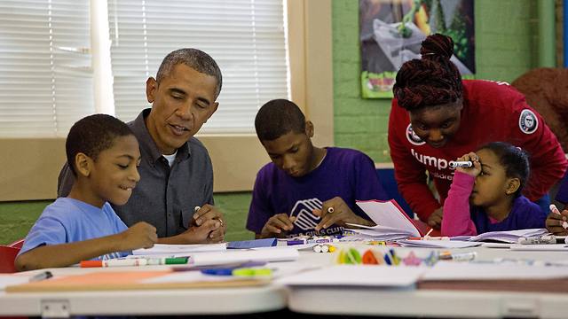 אובמה ומשפחתו ציינו את היום במרכז לאוריינות עבור ילדים (צילום: EPA) (צילום: EPA)