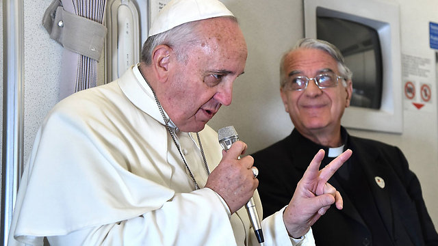 האפיפיור הפופולרי הציג קו שמרני בהשקפת העולם שלו (צילום: AP) (צילום: AP)