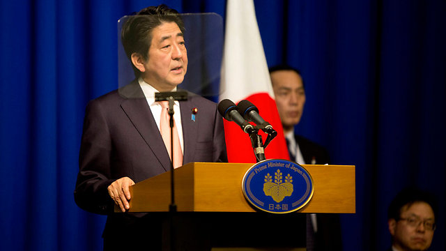 ראש ממשלת יפן שינזו אבה במסיבת עיתונאים בישראל (צילום: AP) (צילום: AP)