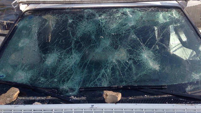 Israeli police vehicle after hit by stones during Rahat riot. (Photo: Police Spokesman's Unit)