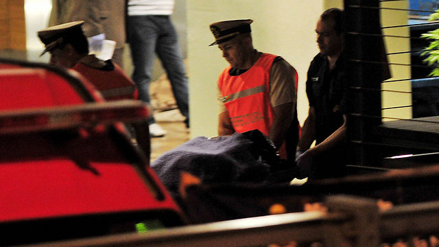 גופתו של ניסמן מוצאת מבניין מגוריו בבואנוס איירס (צילום: AFP) (צילום: AFP)