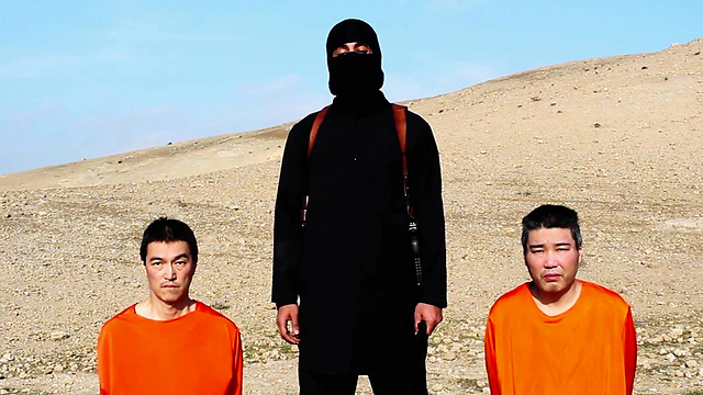 "ג'ון הג'יהאדיסט" מדאעש מציג את שני החטופים היפנים בשבוע שעבר (צילום: AP) (צילום: AP)