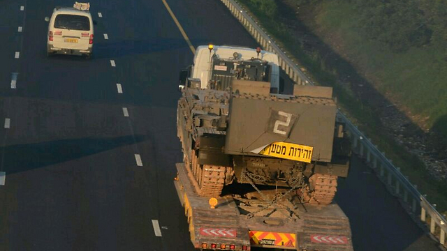 IDF tanks transported to northern front (Photo: George Ginsburg)