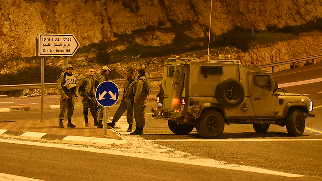 Soldiers at roadblock in northern Israel (Photo: Avihu Shapira)