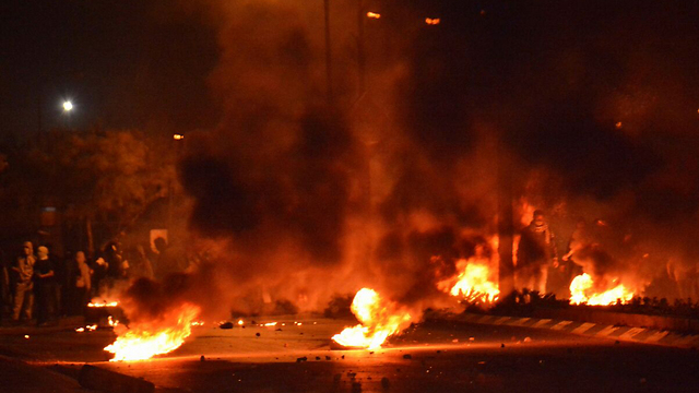 Burning tires during riots in Rahat (Photo: Poilce spokesman unit)