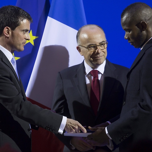Bathily and Prime Minister Valls during the ceremony. (Photo: EPA)