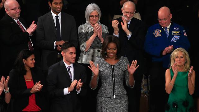 מישל אובמה צופה בבעלה נכנס לאולם הקונגרס (צילום: AFP) (צילום: AFP)