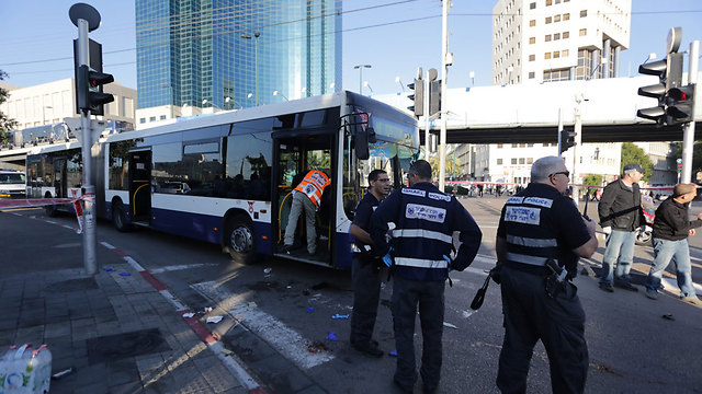 Terror attack on bus in central Tel Aviv (Photo: Yaron Brenner)