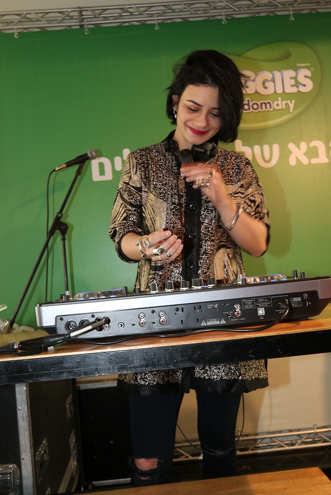 מסמפלת את "עשר אצבעות לי יש" (צילום: ענת מוסברג) מסמפלת את "עשר אצבעות לי יש" (צילום: ענת מוסברג)