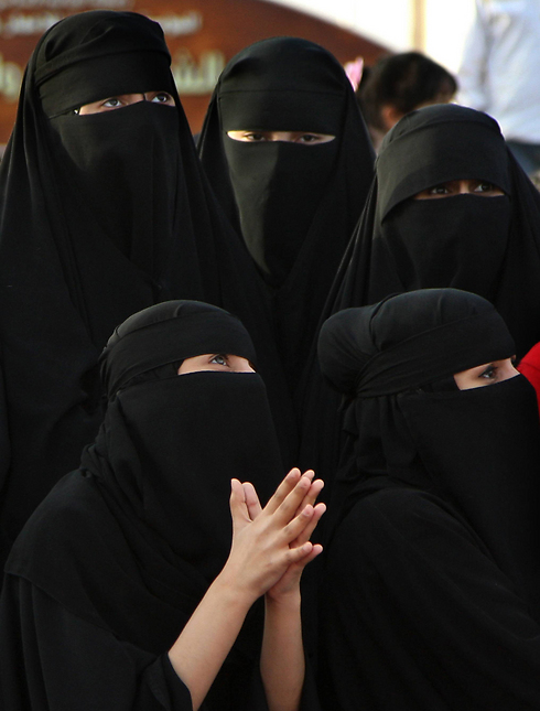 לא המקרה הראשון בסעודיה שבו נשים מקבלות עונש מלקות בגין העלבה בוואטסאפ (ארכיון) (צילום: AP) (צילום: AP)