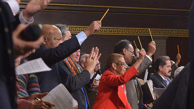 חברי הקונגרס מניפים עפרונות באוויר לזכר הרוגי מערכת "שארלי הבדו" ולמען חופש הביטוי (צילום: EPA) (צילום: EPA)