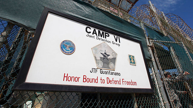 עינויים והשפלות של עצירים. מחנה שש בגואנטנמו (צילום: רויטרס) (צילום: רויטרס)