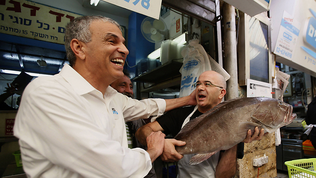 Moshe Kahlon electioneering in Jerusalem (Phoo: AFP)