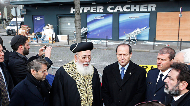 Jerusalem Mayor Nir Barkat and Sephardic Chief Rabbi Shlomo Amar at the Paris kosher supermarket attacked (Photo: Reuter)