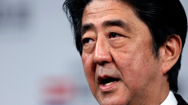 הדילמה של אבה. ראש ממשלת יפן (צילום: רויטרס) (צילום: רויטרס)