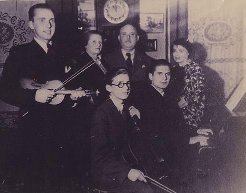 קנולר (במשקפיים) בתמונה משפחתית (צילום: מתוך BBC) (צילום: מתוך BBC)