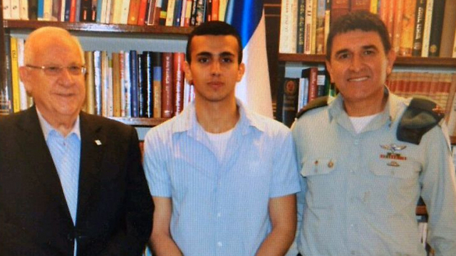 Hasson (center) photographed with President Rivlin during his IDF service. (Photo: Presidential Residence Spokesman)