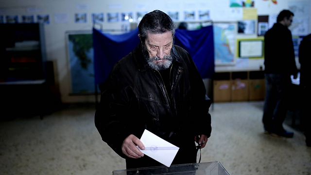 יותר מ-25 אחוזי אבטלה. אזרח יווני מצביע (צילום: AFP) (צילום: AFP)