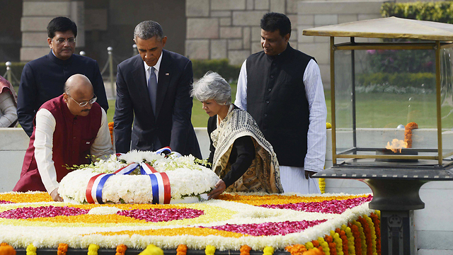 זר על אנדרטת גנדי (צילום: EPA) (צילום: EPA)
