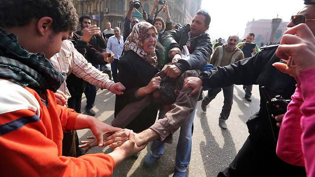 Clash between al-Sisi supporter and Morsi supporter (Photo: EPA)