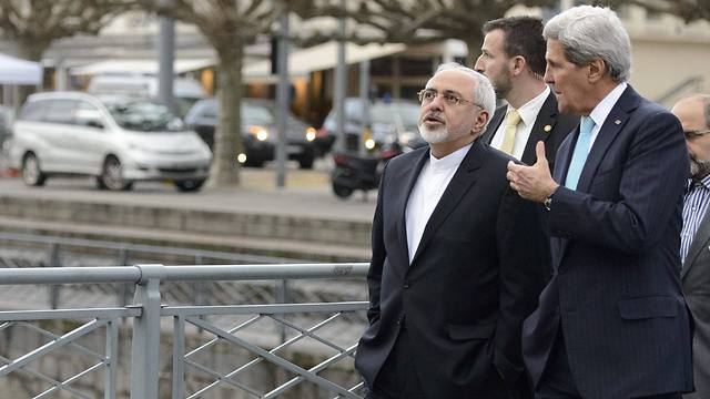 Iranian Foreign Minister Zarif and US Secretary of State Kerry talking a walk in Geneva during nuclear talks (Photo: EPA)