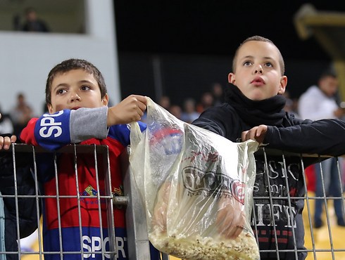 הילדים באצטדיון בק"ש. חזרו הביתה מאוכזבים (צילום: ראובן שוורץ) (צילום: ראובן שוורץ)