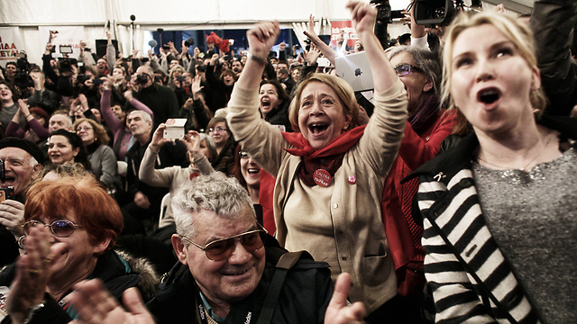 תומכי "סיריזה" חוגגים את הניצחון הגדול בבחירות (צילום: גטי אימג') (צילום: גטי אימג')