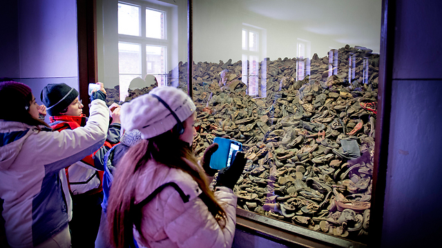 Visitors view prisoners' shoes at Auschwitz (Archive Photo: MCT)